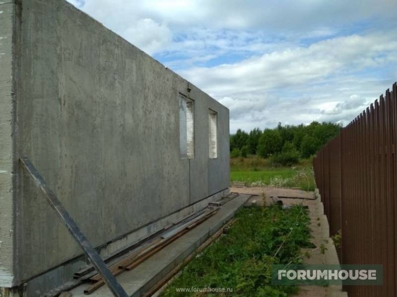 Ровный фундамент, ровные стены: строительство дома из самодельных ЖБ-панелей по технологии Tilt-Up
