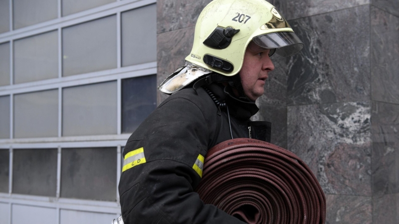 Пожарные ликвидировали огонь на крыше строящегося здания в Москве