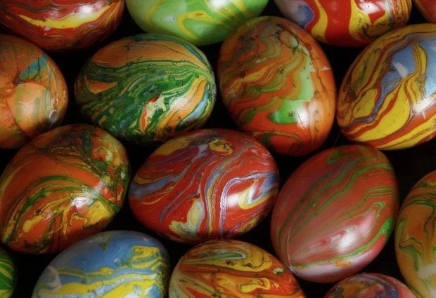 Шелк, блеск и мрамор: 8 необычных вариантов окрашивания яиц