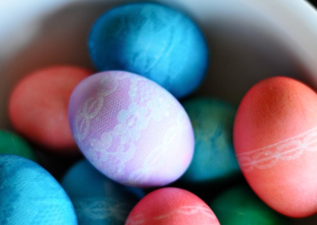 Шелк, блеск и мрамор: 8 необычных вариантов окрашивания яиц